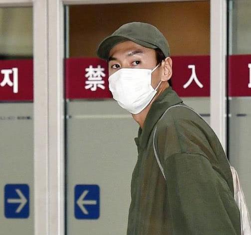 金宇彬抗癌成功，度假归来无名指戒指抢镜，粉丝们可以放心了