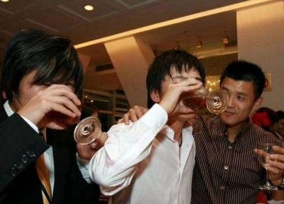 醉酒后大量喝蜂蜜水管用吗 蜂蜜水解酒喝得越多越伤肝?