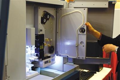 2013年,首个国产法医DNA检测平台在福州投入使用。图/视觉中国