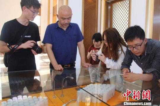 图为香港学子了解荞麦延伸产品。 王鸣远 摄 图为香港学子了解荞麦延伸产品。 王鸣远 摄