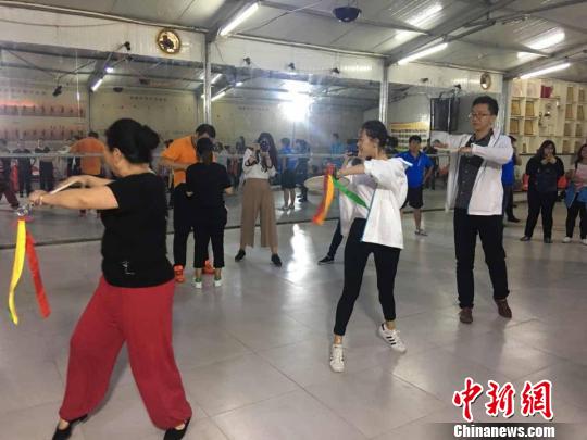 图为香港学子学习安代舞表演。 王鸣远 摄 图为香港学子学习安代舞表演。 王鸣远 摄