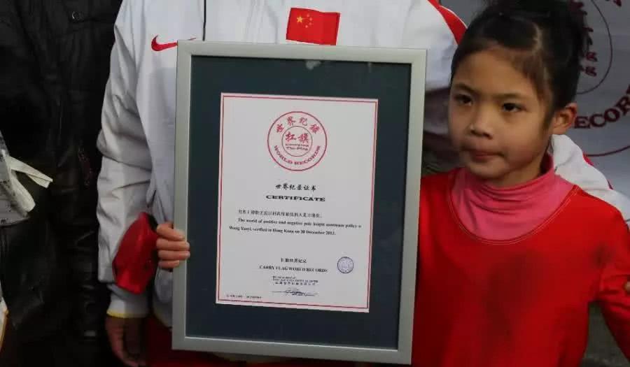 最近火了“变态”吉尼斯:女孩17厘米破纪录,网友:韧性了得!