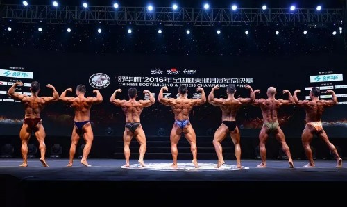 健美比赛不就是“一帮肌肉男涂满橄榄油穿着小裤裤凹造型”吗?