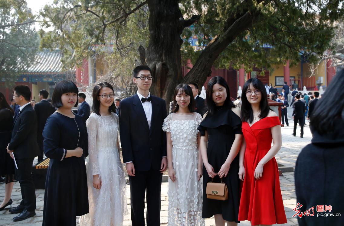 北京市第五中学高三成人仪式在孔庙举行 北京市第五中学高三成人仪式在孔庙举行