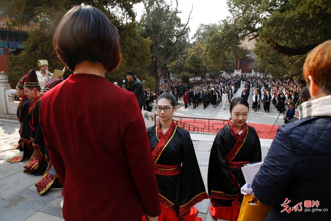 北京市第五中学高三成人仪式在孔庙举行 北京市第五中学高三成人仪式在孔庙举行