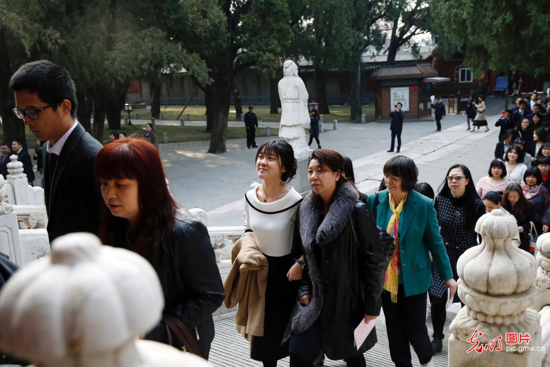 北京市第五中学高三成人仪式在孔庙举行 北京市第五中学高三成人仪式在孔庙举行