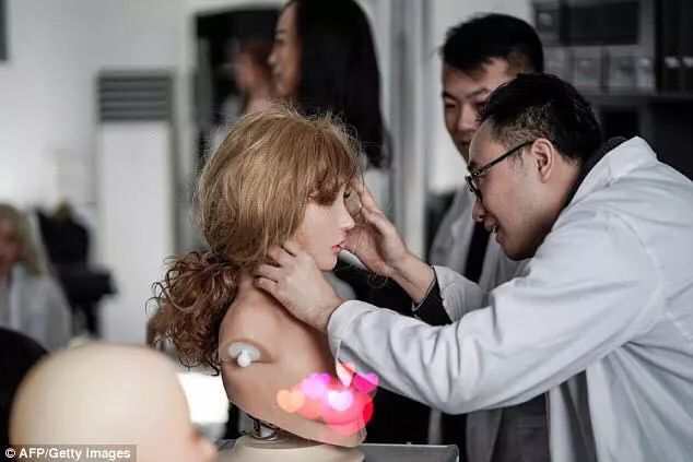 当国外性爱机器人还在哼哧哼哧，中国的性爱机器人已经快能聊天讲笑