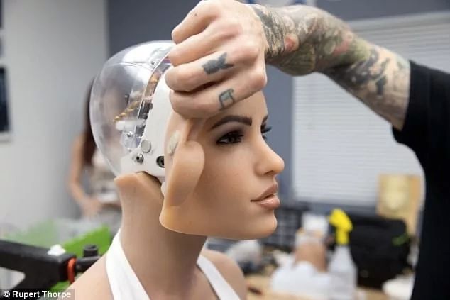 当国外性爱机器人还在哼哧哼哧，中国的性爱机器人已经快能聊天讲笑