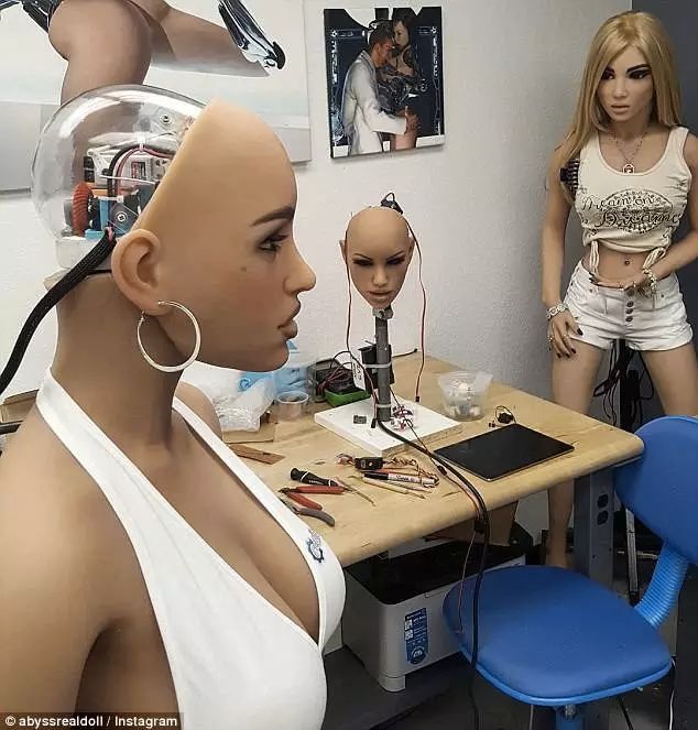 当国外性爱机器人还在哼哧哼哧，中国的性爱机器人已经快能聊天讲笑