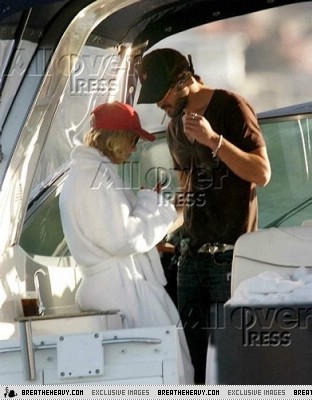 布兰妮海边大口抽烟 偕新欢开房晒鸳鸯浴(图)