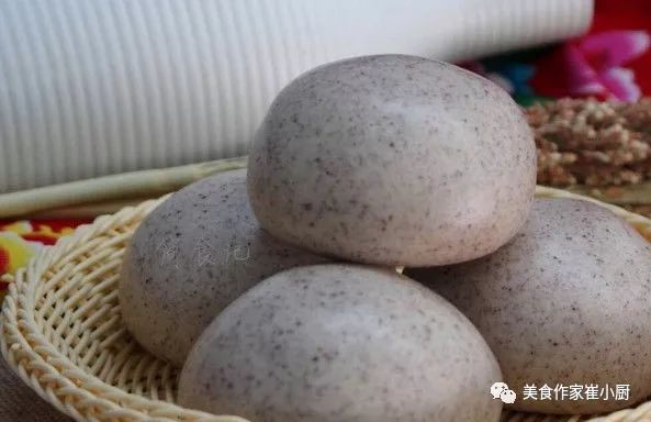 看完上面的介绍,大家明白了蒸馒头的时候究竟是放碱还是小苏打了吧。怎样才能做出又喧软又劲道的馒头呢?教大家几个技巧,保证您看一遍就学会,特简单。喜欢的童鞋关注一下吧……