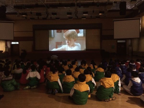 8日，因雾霾，崇文小学停止主课，某班级学生正在体育馆看电影