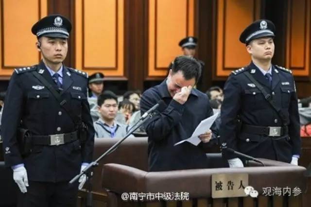 12月25日,广东省委原常委、广州市委原书记万庆良在广西南宁市中级人民法院受审。万庆良当庭认罪悔罪,痛哭流涕。