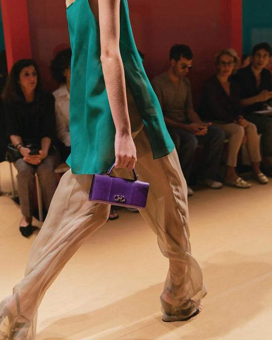 到底什么颜色 穿在身上显得更贵?