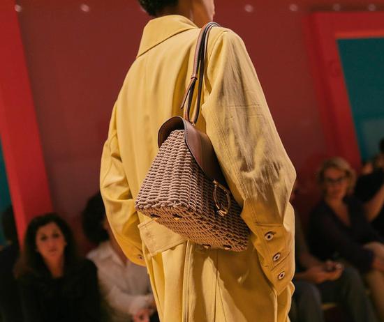 到底什么颜色 穿在身上显得更贵?