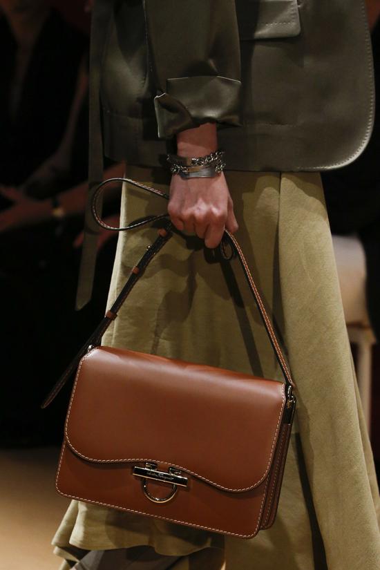 到底什么颜色 穿在身上显得更贵?