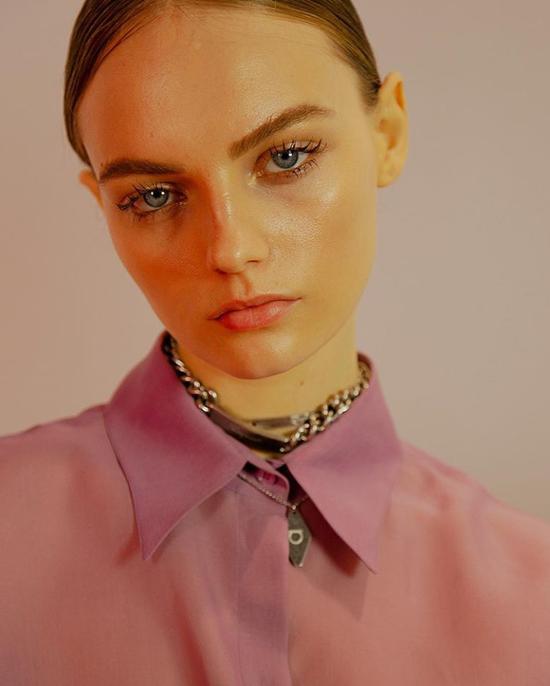 到底什么颜色 穿在身上显得更贵?