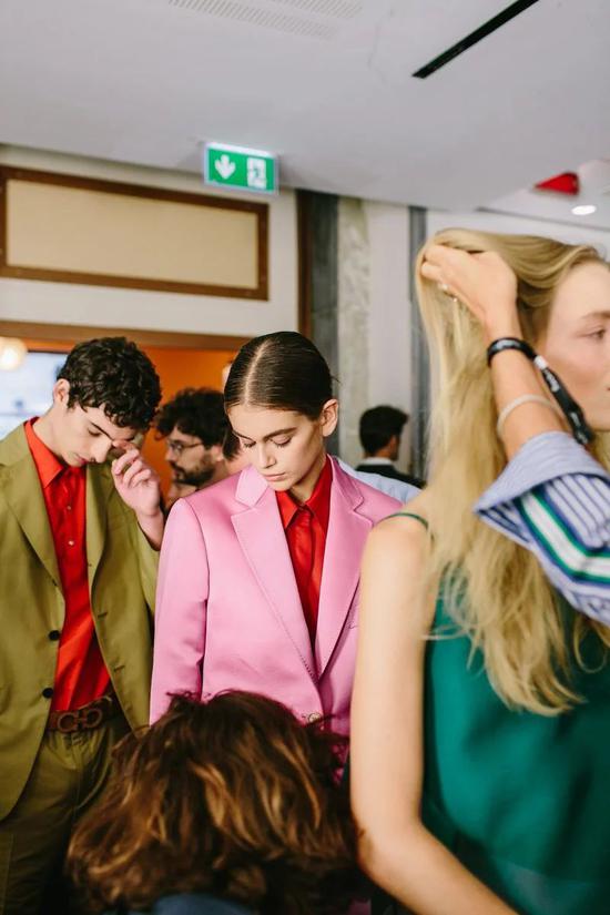 到底什么颜色 穿在身上显得更贵?