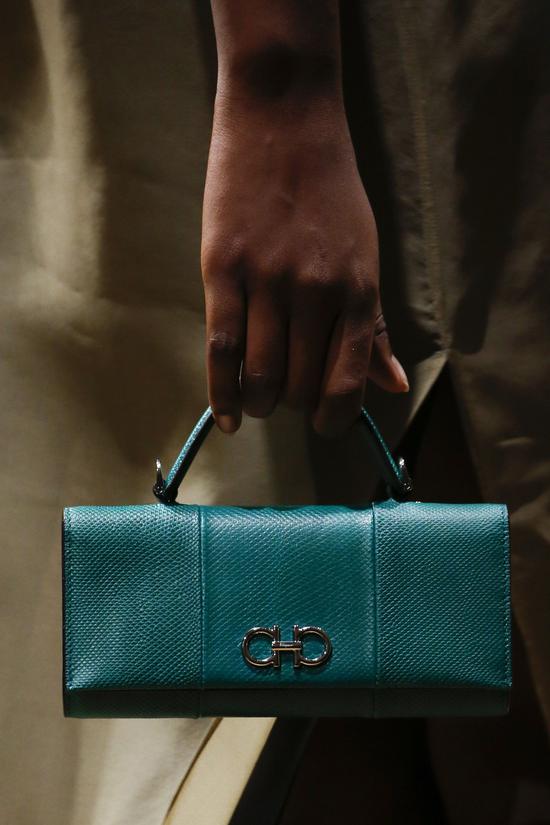 到底什么颜色 穿在身上显得更贵?