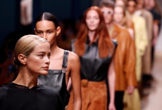 到底什么颜色 穿在身上显得更贵?