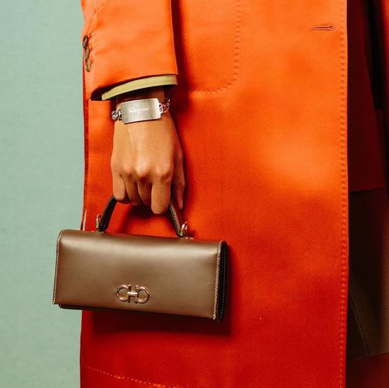 到底什么颜色 穿在身上显得更贵?