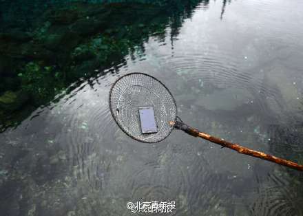 九寨沟全天清理垃圾15吨 游客拥挤很多手机掉水里