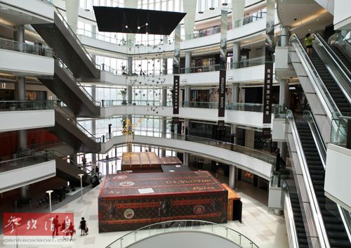 年轻人是中国奢侈品消费主力 英媒:强调个性爱网购