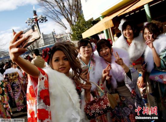 当地时间1月9日，日本年满20岁年轻人穿着和服参加“成年节”。据悉，每年1月的第二个星期一，日本年满20周岁的青年男女都要欢度“成人节”，庆祝自己成年。