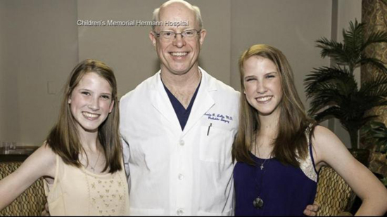 10日,艾米丽与凯特林庆祝18岁生日。中间站着的是当年的主治医生凯文·拉利。