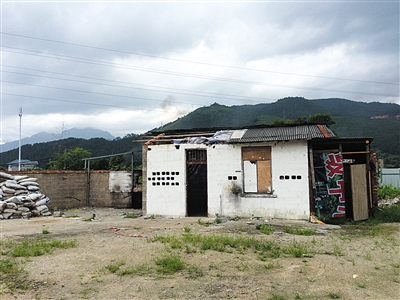 发生虐童事件的废弃房屋，一施暴孩子的父亲就在附近摆烧烤摊，却对此一无所知。新京报记者 林斐然 摄