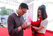 晚婚族越发庞大 男大当婚女大当嫁已过时?
春节将至,“催婚”的话题又将迎来一波舆论风潮。为何越来越多的中国年轻人选择晚婚?“单身族”的庞大又将带来什么问题?如今,公众如何看待“男大当婚、女大当嫁”的传统观念?
【详细】
社会热图