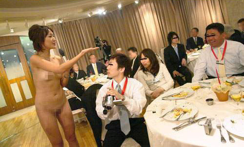 日本流行裸体婚礼 新人宾客全脱光(图)