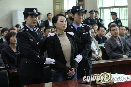 今天上午，榆林靖边县人民法院公开审理“房姐”龚爱爱涉嫌伪造、买卖国家机关证件罪一案。