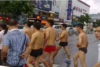 男员工排队让女经理扇耳光!房产公司:是员工主动要求的!