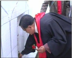 牧师带领献花(图片来源:网络)