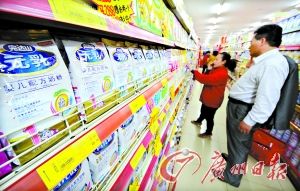 检查人员在清理乳品销售专柜。