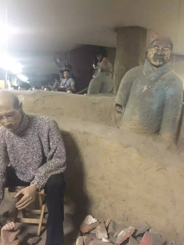 世界八大奇迹馆展品:兵马俑(前方坐着的工作人员也是蜡像)