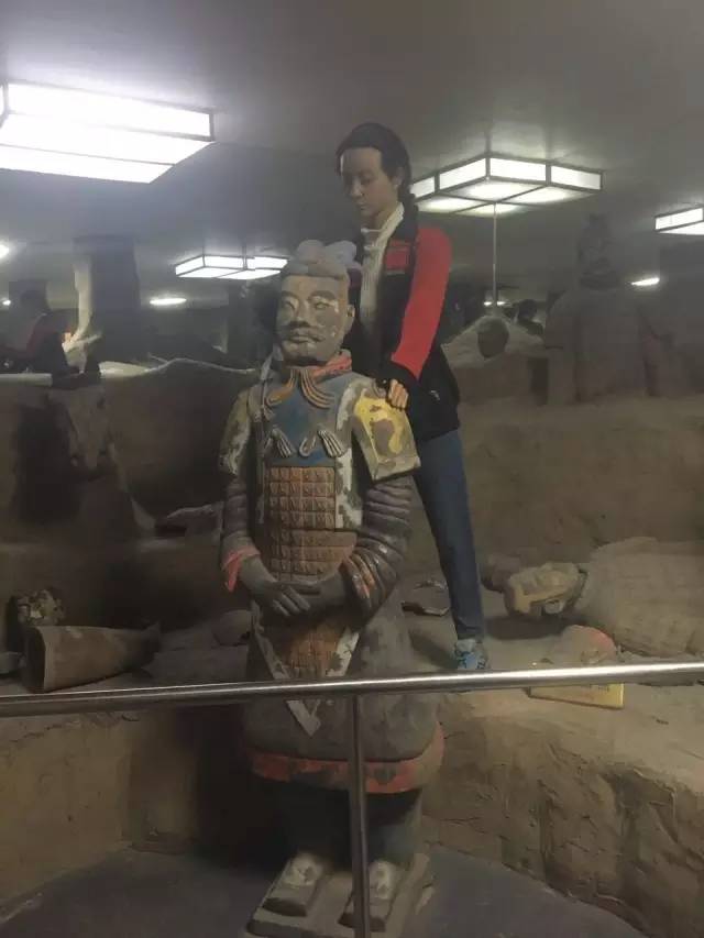 世界八大奇迹馆展品:兵马俑(后面站着的美女工作人员是蜡像)