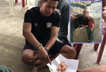 警察勒令毒贩向鸡道歉
泰国清迈一名毒贩日前被警方发现形迹可疑,并发现他手持的两个盒子内藏有两只鸡。由于两只鸡的腹部肿胀,警员于是“破肚”,结果发现鸡被毒贩强迫吞下合共7个、内有1400粒冰毒的安全套。警员事后勒令毒贩向两只鸡道歉,而鸡只现时情况良好。【详细】
社会热图