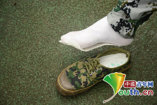高校“军训专用”卫生巾卖到脱销 多男生购买代替鞋垫