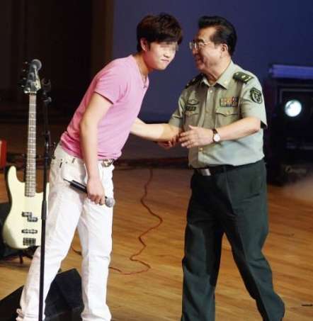 李某案疑被日本翻拍成人片 粉衣男抢眼(图)