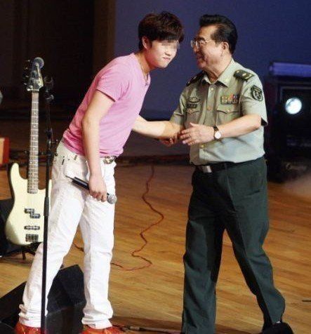 李天一与李双江。(资料图)