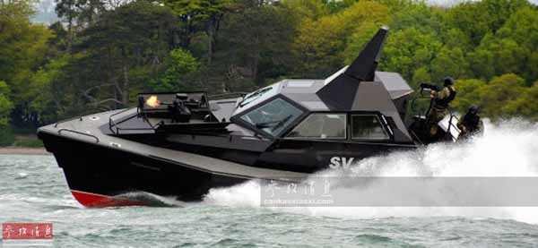 图为“梭鱼”隐身快艇展示高速转向性能的同时，开火射击。