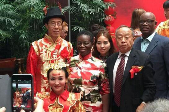 主持人嫁美遭虐待 一包卫生巾让她用一年