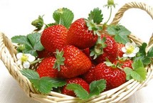 草莓增白桃子除皱 10食物吃出无瑕美肌草莓属浆果，含糖量高达6%-10%，并含多种果酸、维他命及矿物质等，可增强皮肤弹性，具有美白和滋润保湿的功效。另外，草莓比较适合于油性皮肤，具有去油、洁肤的作用，将草莓挤汁可作为美容品敷面。【详细】卫生健康|健康图集