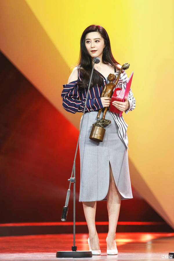 范冰冰获第8届导演协会盛典年度女演员 白百何颁奖