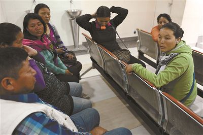 4月18日，雪崩幸存者Dawa Tashi Sherpa的妻子（右一）和家人守候在医院 供图/CFP