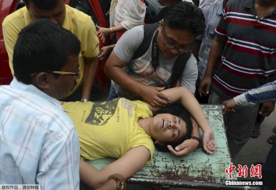 当地时间2015年5月12日,印度阿拉哈巴德,尼泊尔再次发生地震,印度北部民众有明显震感,都立刻跑出建筑物,待在开阔的室外和街道上。中国地震台网正式测定:05月12日15时05分在尼泊尔北纬27.8度,东经86.1度发生7.5级地震,震源深度10千米。图为印度北部城市西里古里一名女性因地震受伤送往医院。