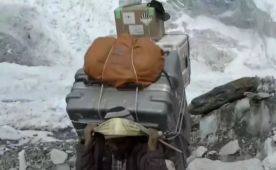 我在珠峰捡垃圾的90天:负重近百斤经历雪崩,背粪便尸体