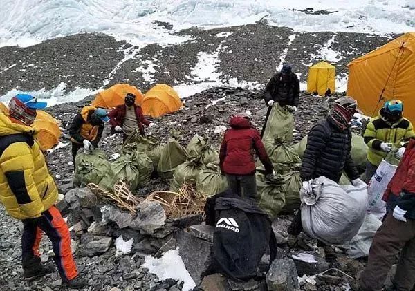 我在珠峰捡垃圾的90天:负重近百斤经历雪崩,背粪便尸体